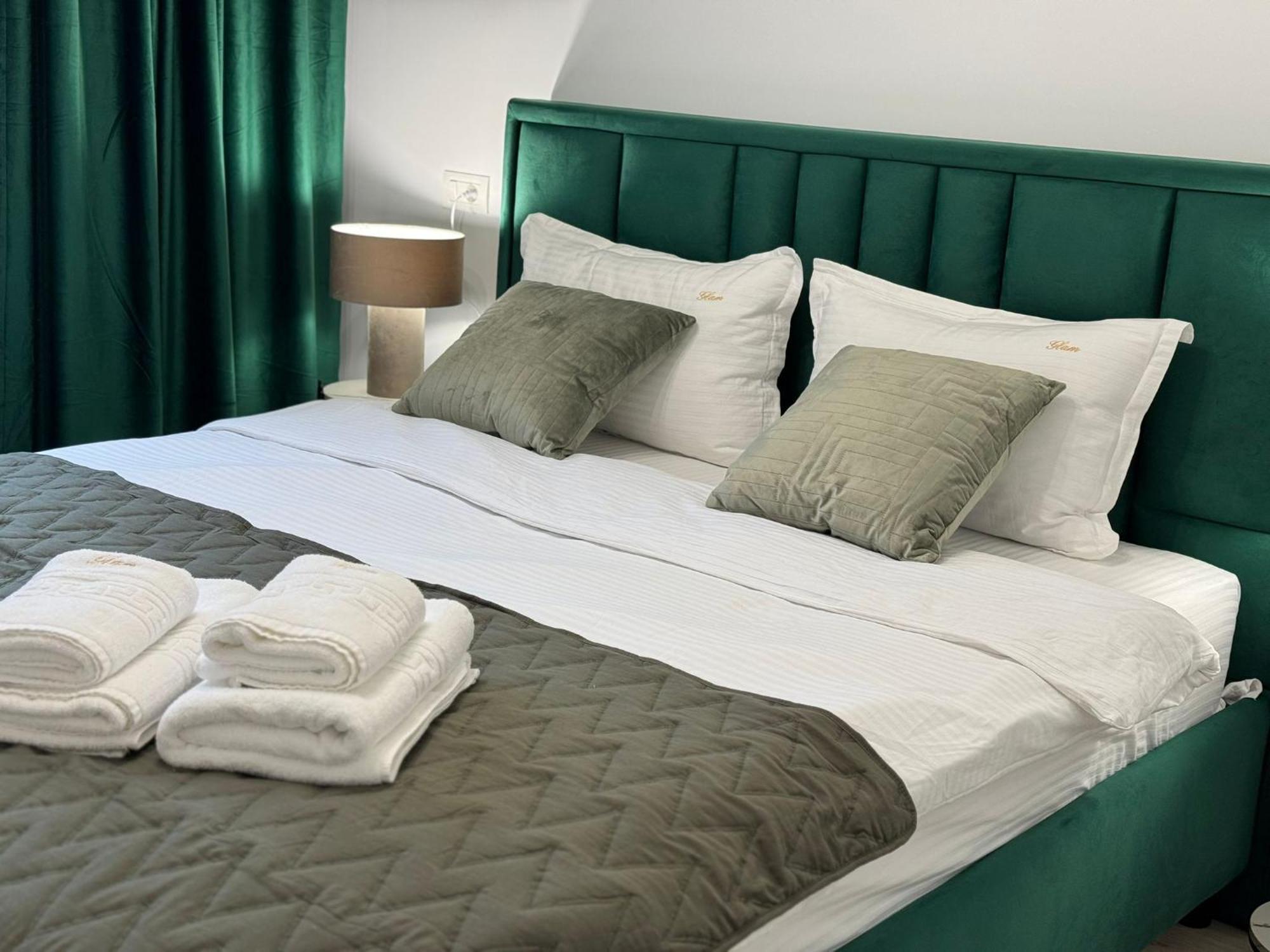 Luxury Near Coresi Mall By Glam Apartment *